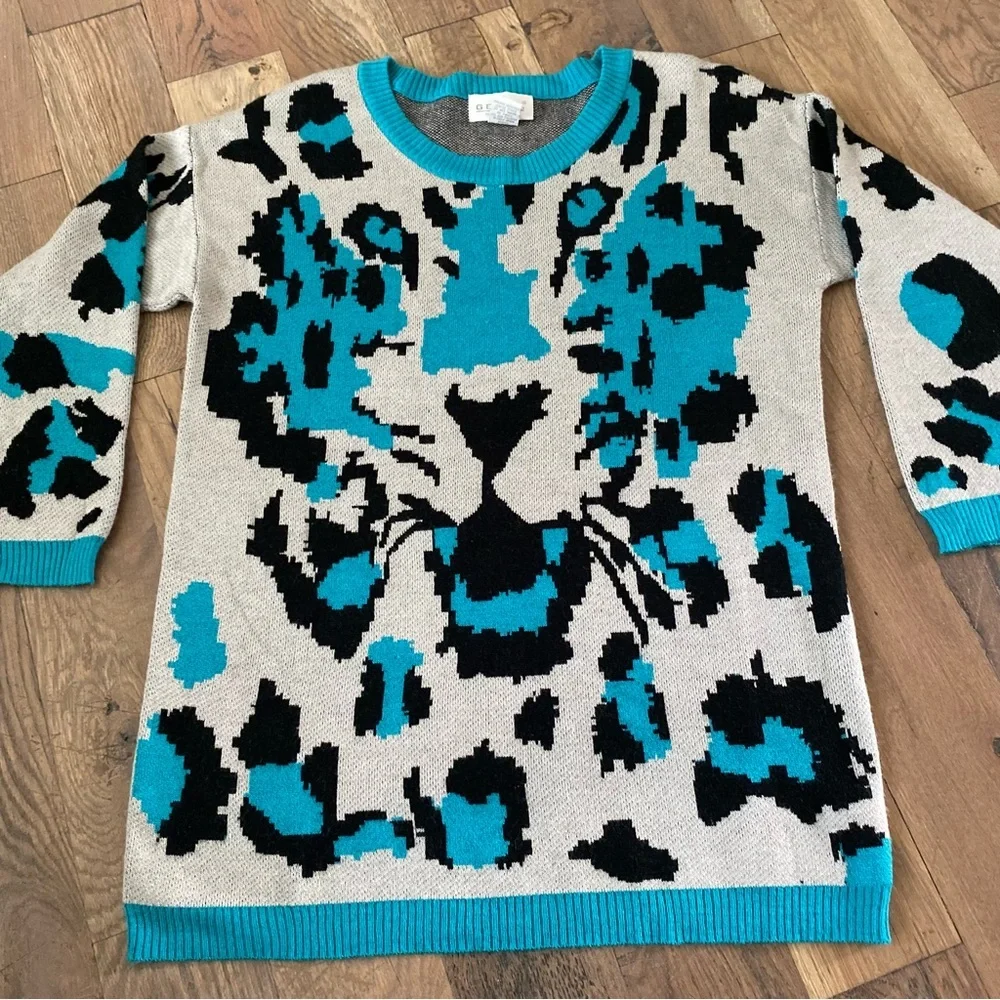 Woman’s Animal Print Sweater Size Medium - Picture 6 of 7